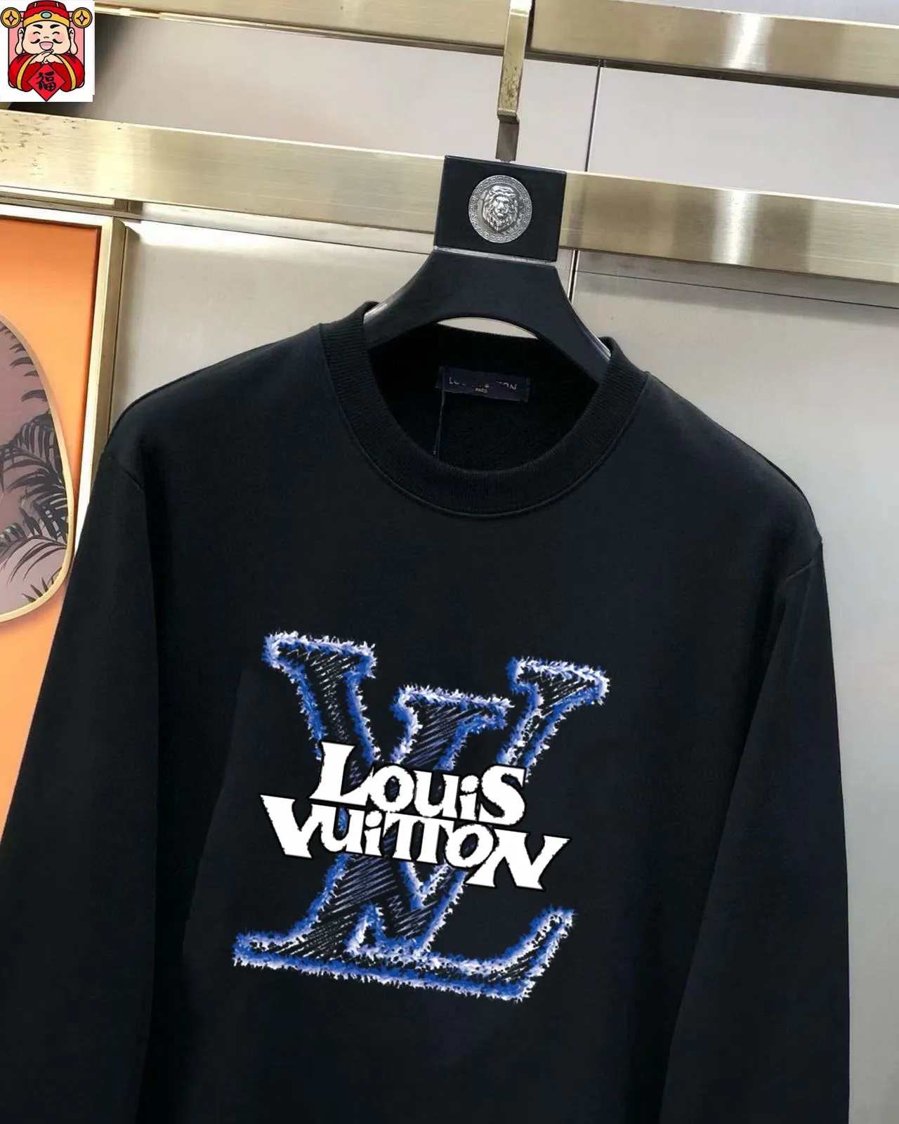 🅿️220 brand [Lv Louis Vuitton] (good news for fat people) 2025ss autumn latest long-sleeved round-neck sweatshirt, on sale simultaneously on the official website. Refreshing and breathable. Made of top Tencel Roman. Comfortable and soft. 3D three-dimensional clarity. Super fashion sense. Great for gifting and keeping for yourself. Size: M-5XL (can wear up to 220 pounds)